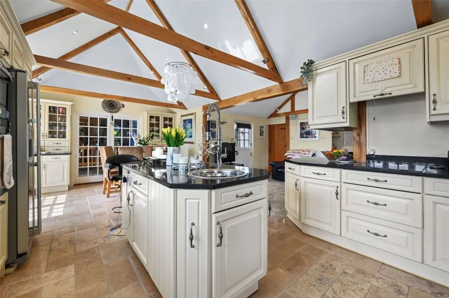 with 5 bedrooms in Sheering, CM22, photo 5