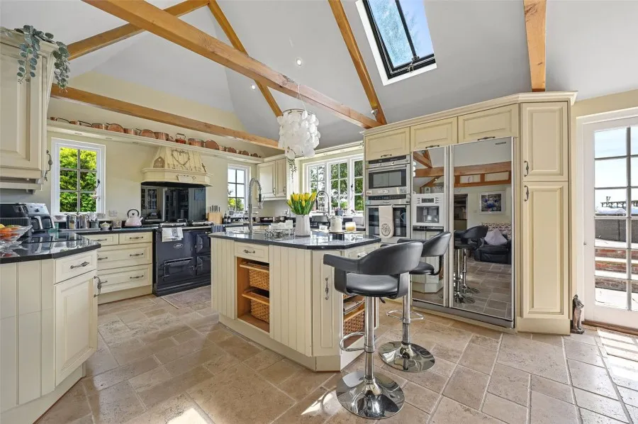 with 5 bedrooms in Sheering, CM22, photo 2