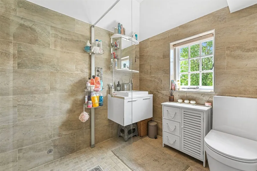 with 5 bedrooms in Sheering, CM22, photo 10