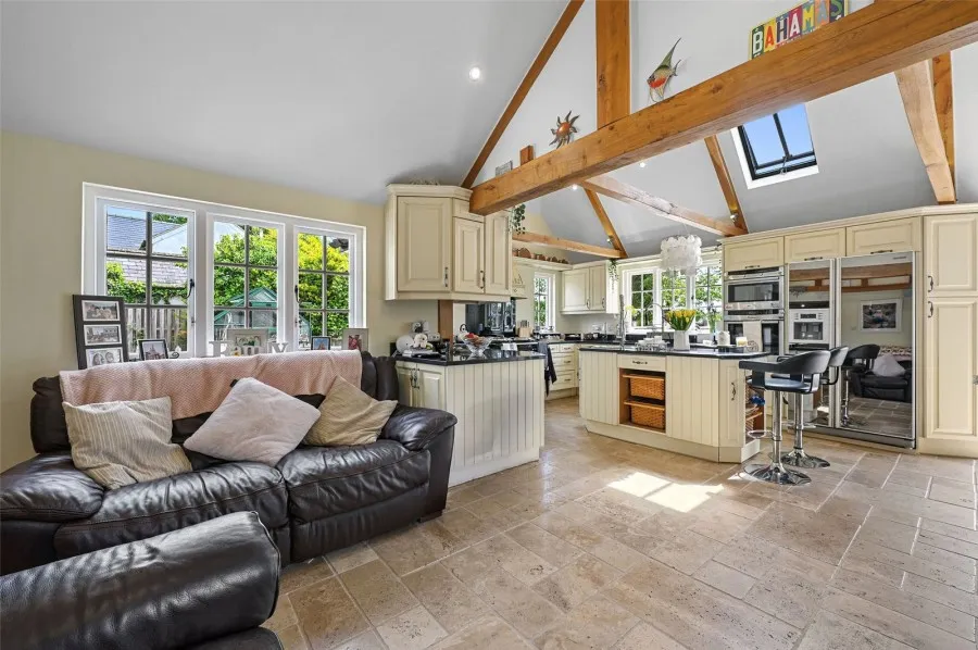 with 5 bedrooms in Sheering, CM22, photo 7