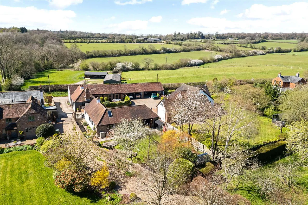 Bottom Road, St. Leonards, Tring, Buckinghamshire, HP23 6LJ, photo 2