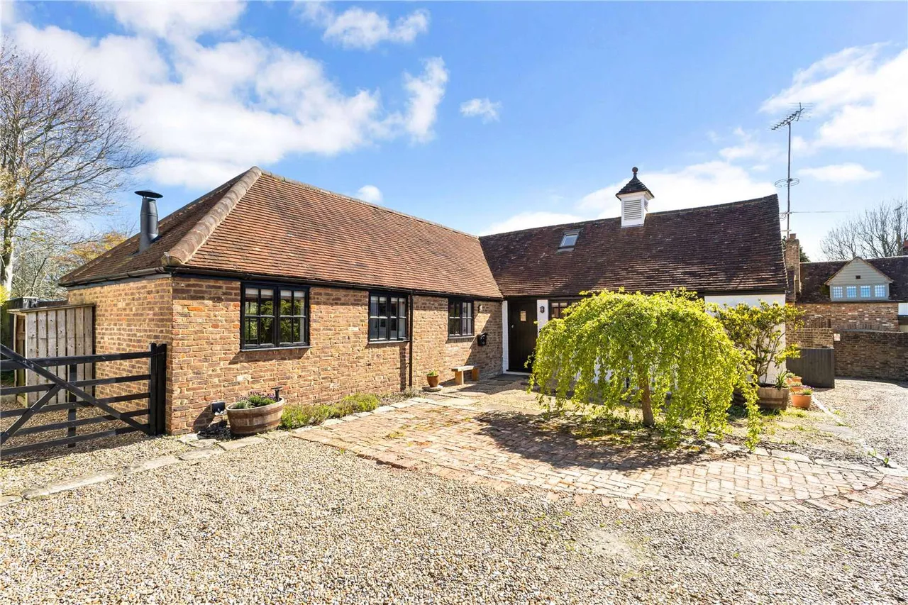 Bottom Road, St. Leonards, Tring, Buckinghamshire, HP23 6LJ, photo 3