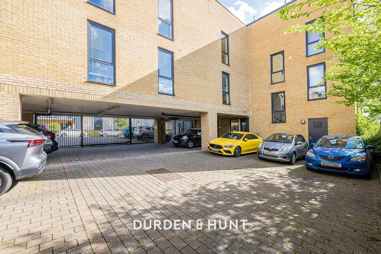 Larch Place, Violet Court, RM3, photo 10