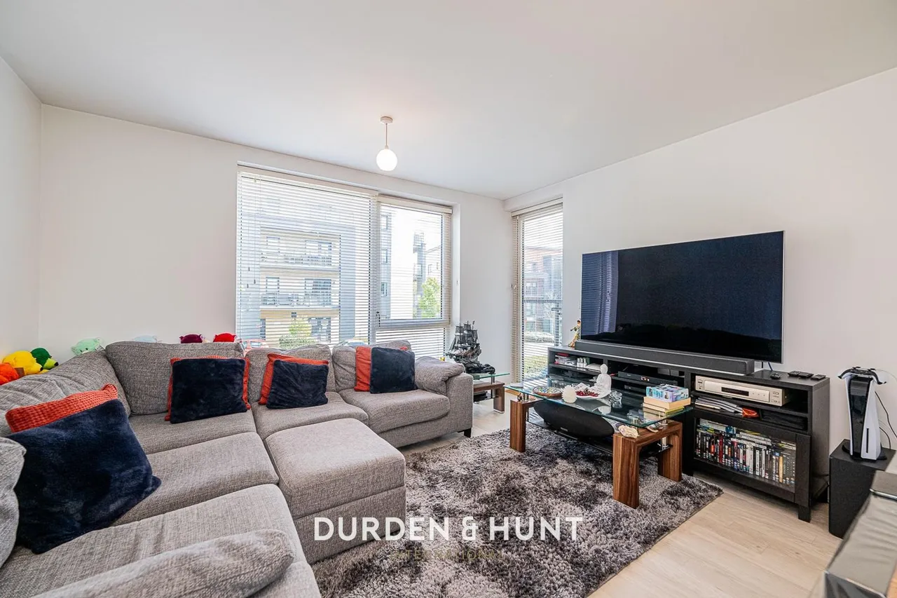 Larch Place, Violet Court, RM3, photo 2