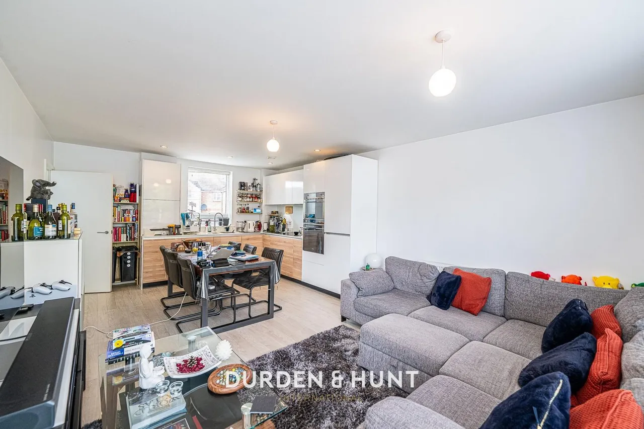 Larch Place, Violet Court, RM3, photo 3