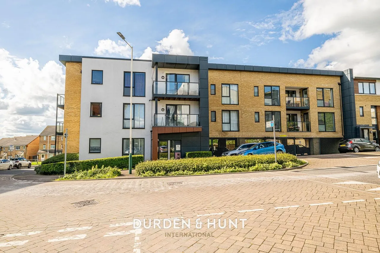 2 bed flat for sale, Larch Place, Violet Court, RM3