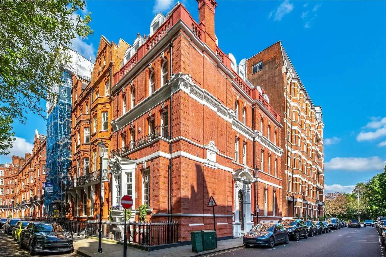 3 bed flat for sale — Kensington Court, London, W8 5DG