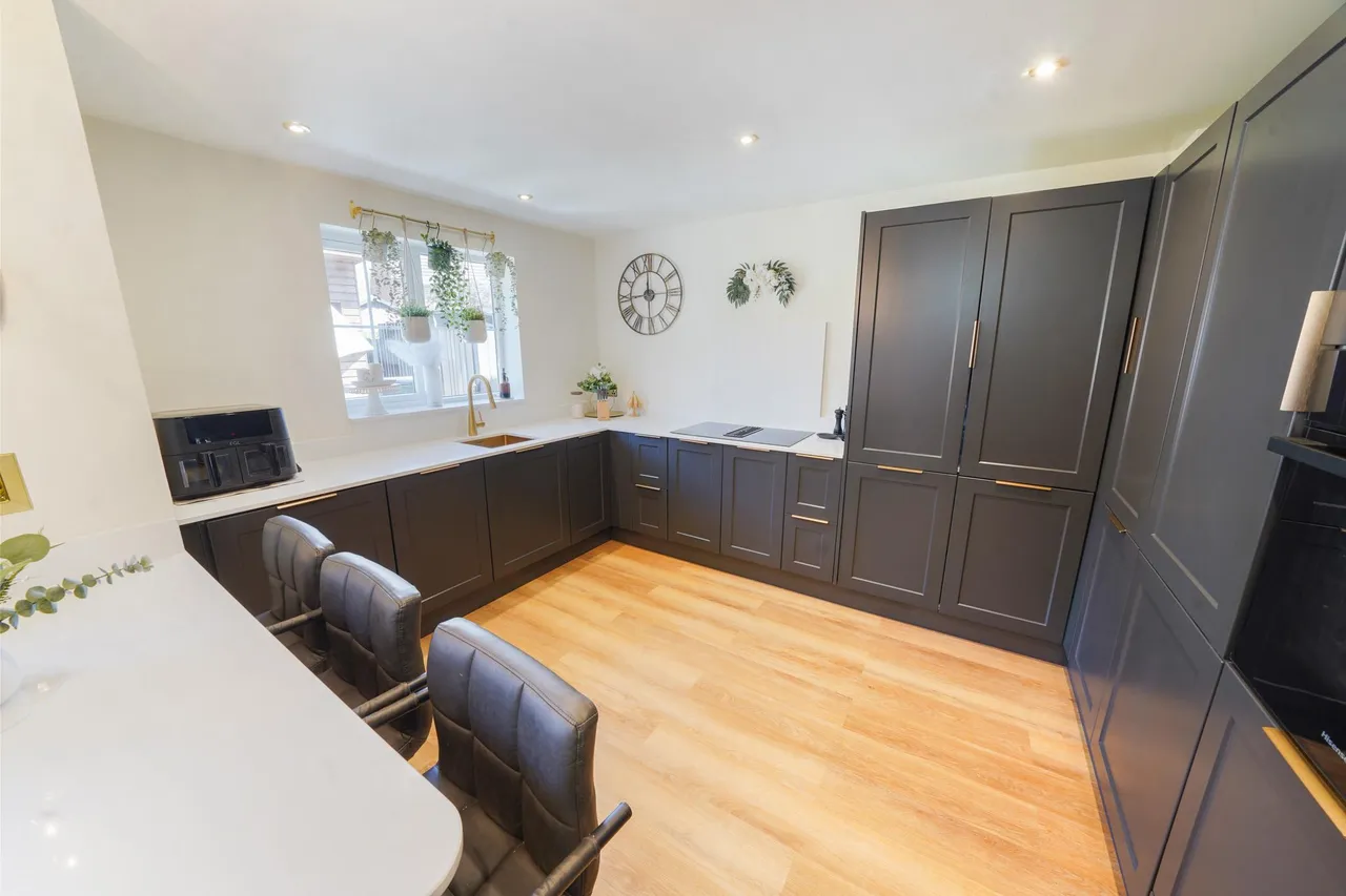 Royston Court, Neath, SA10, photo 12