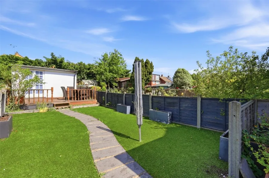 with 3 bedrooms in Theydon Bois, Epping, CM16, photo 9