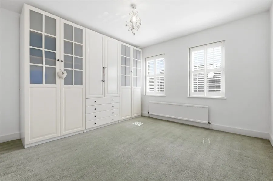 with 3 bedrooms in Theydon Bois, Epping, CM16, photo 15