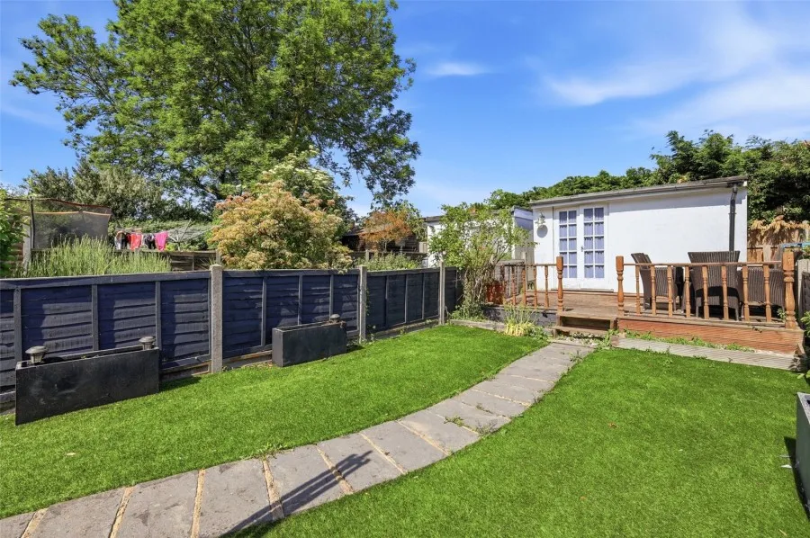 with 3 bedrooms in Theydon Bois, Epping, CM16, photo 20