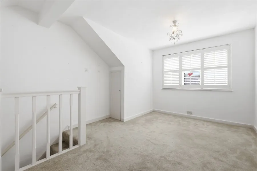 with 3 bedrooms in Theydon Bois, Epping, CM16, photo 8