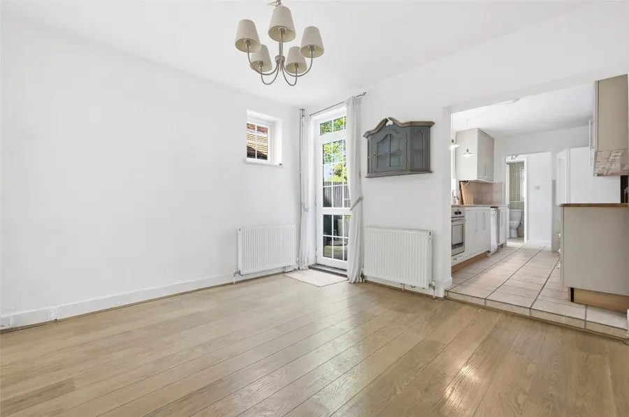 with 3 bedrooms in Theydon Bois, Epping, CM16, photo 4