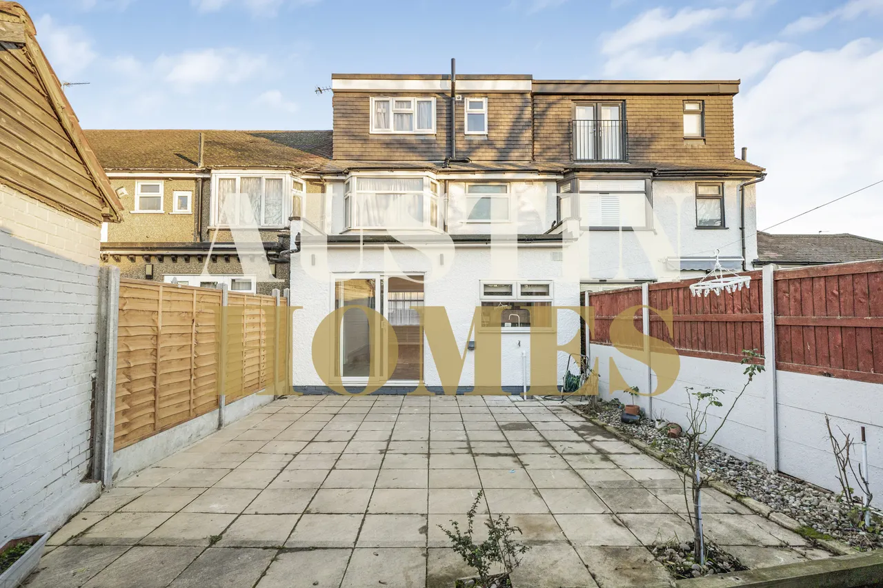 4 bed house for sale — Latymer Road, London, N9