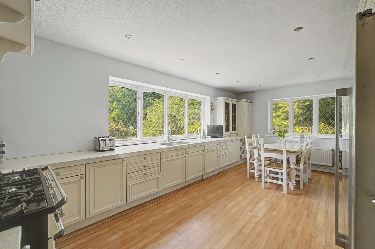 Brooks Drive, Altrincham, photo 3