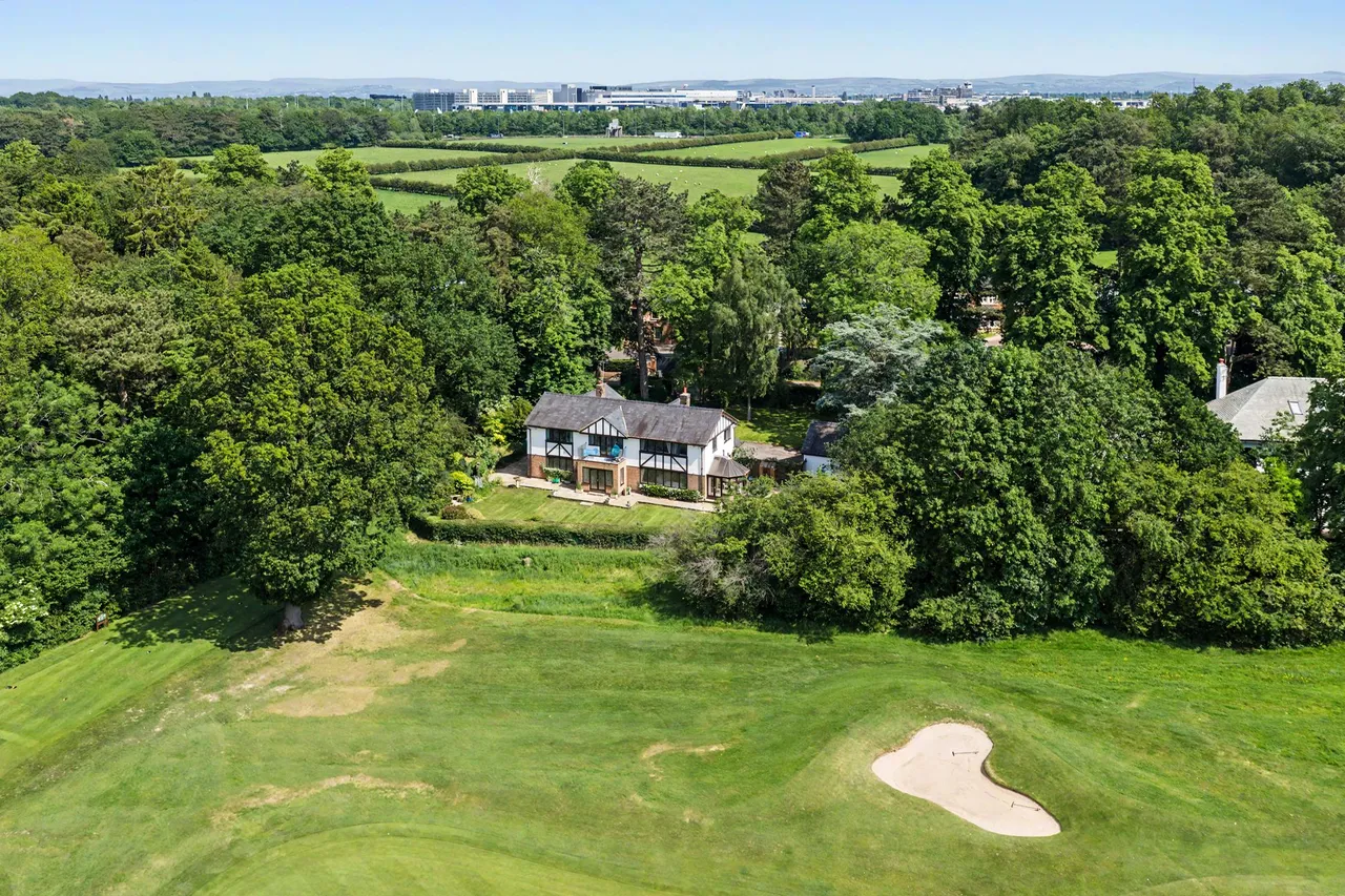 Brooks Drive, Altrincham, photo 13
