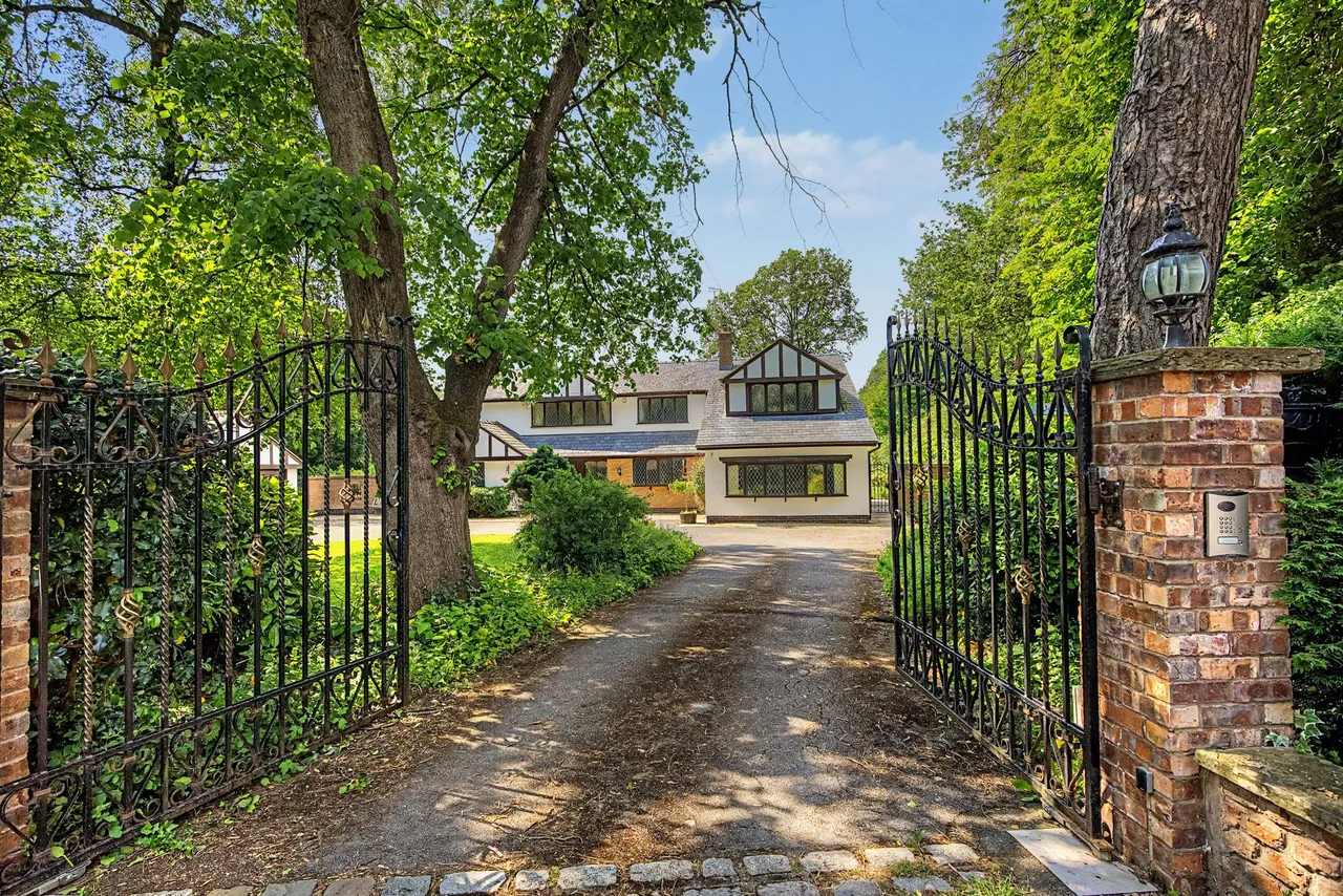 Brooks Drive, Altrincham, photo 15
