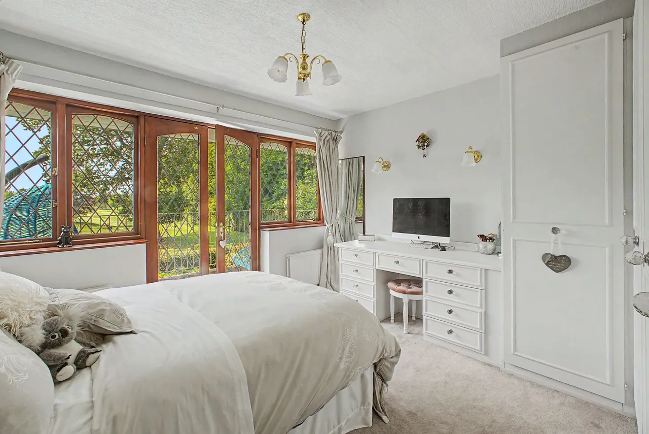 Brooks Drive, Altrincham, photo 9