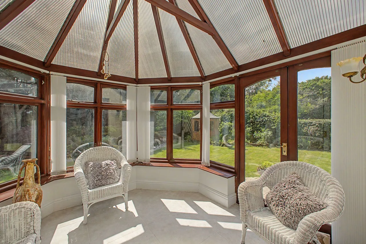 Brooks Drive, Altrincham, photo 7