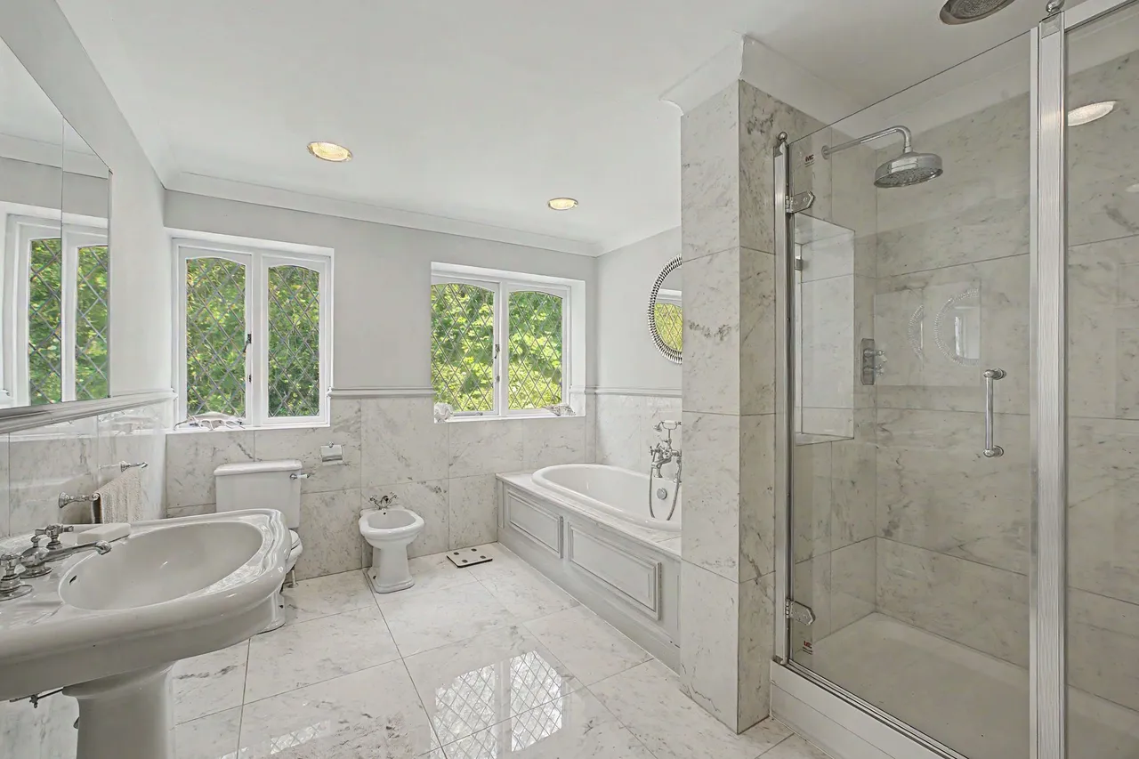 Brooks Drive, Altrincham, photo 8