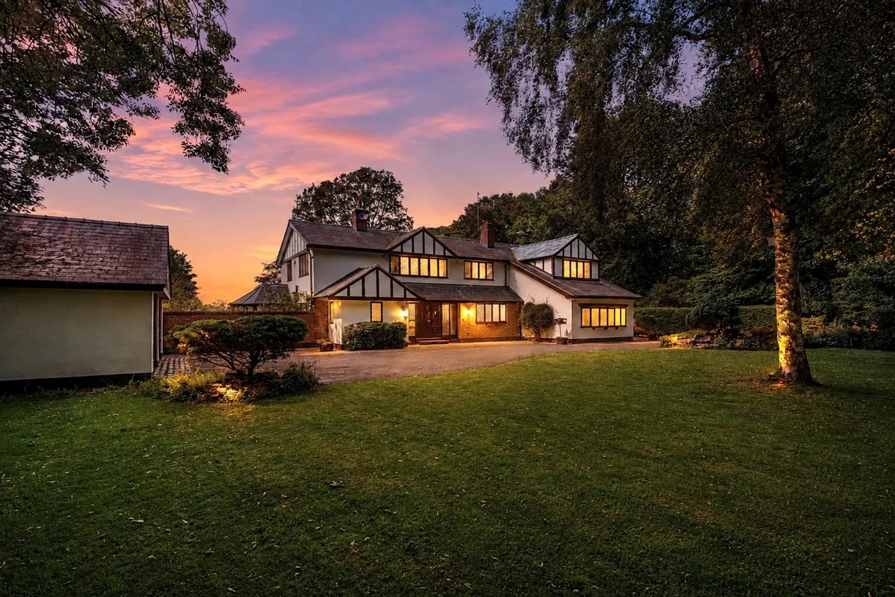 Brooks Drive, Altrincham, photo 16