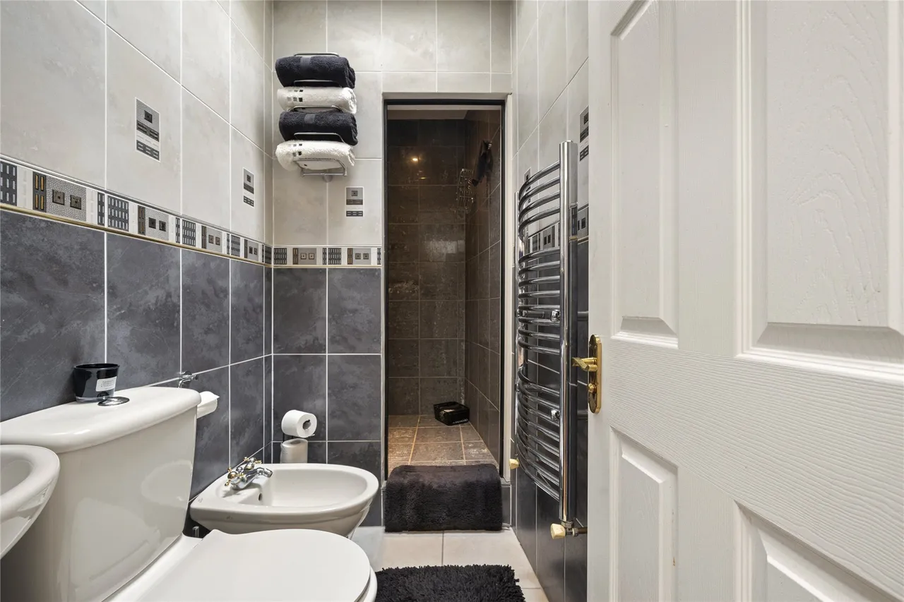 Cottimore Avenue, Walton on Thames, KT12, photo 18