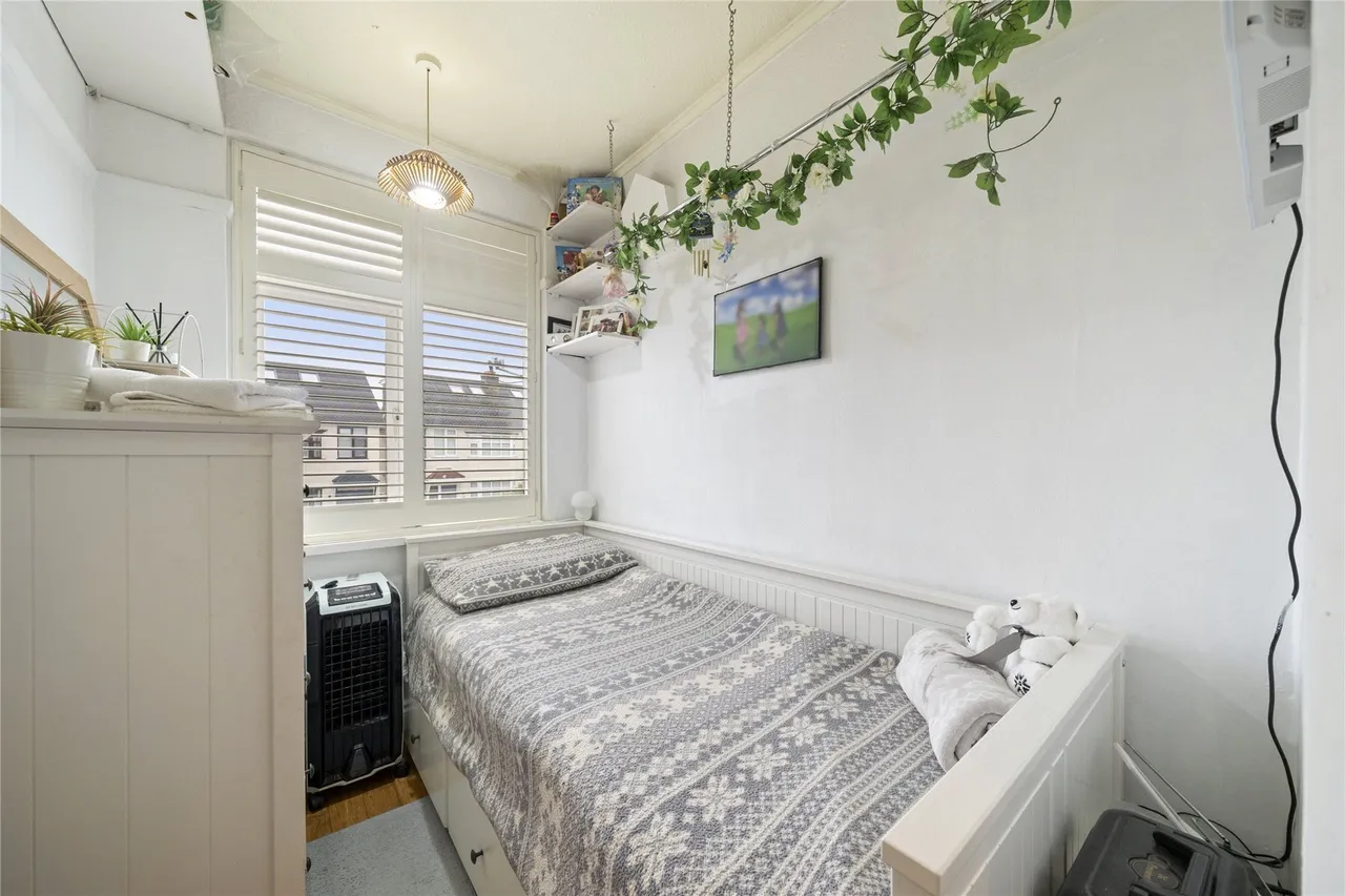 Cottimore Avenue, Walton on Thames, KT12, photo 15