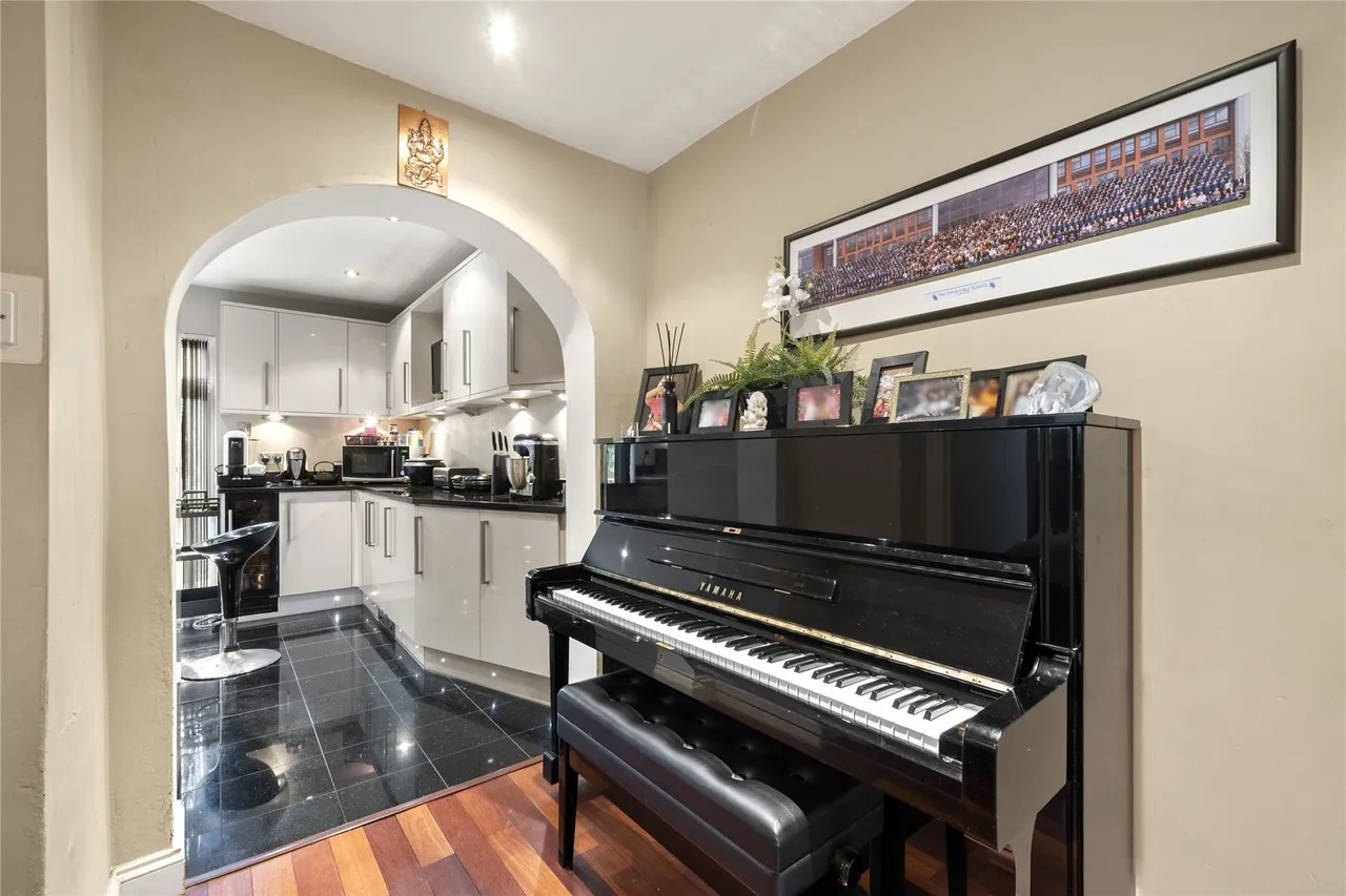 Cottimore Avenue, Walton on Thames, KT12, photo 20