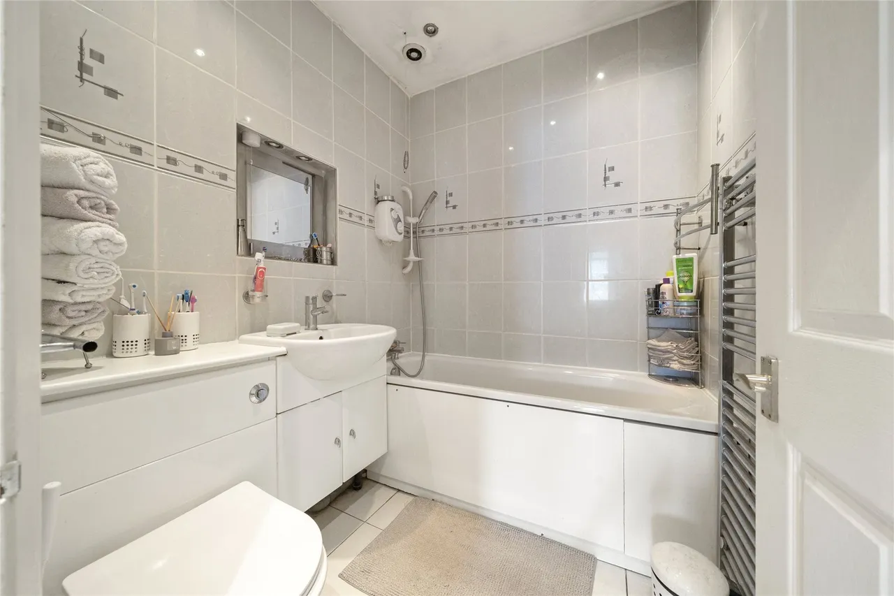 Cottimore Avenue, Walton on Thames, KT12, photo 11