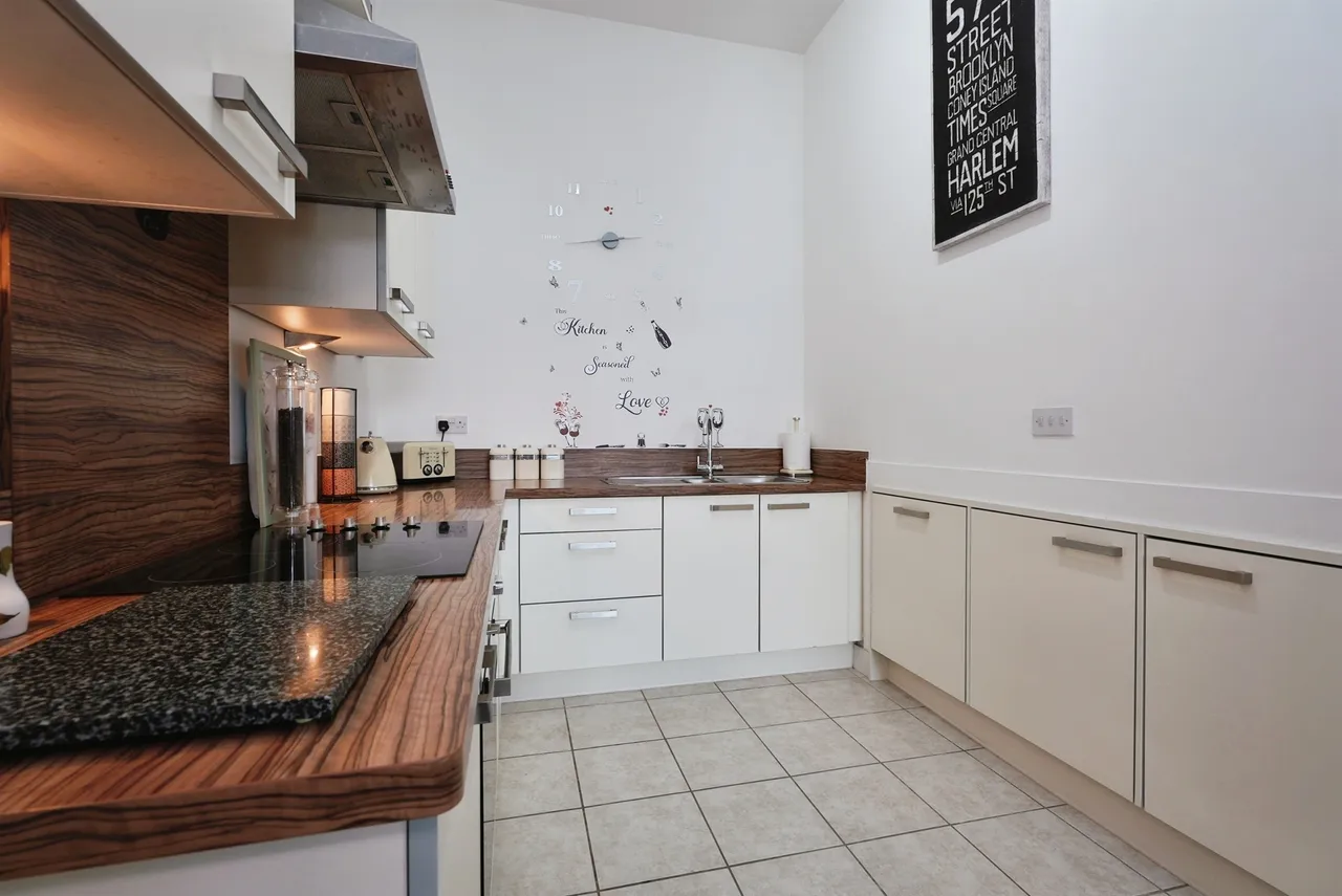 3 bed flat for sale, Dewsbury Road, Elland, HX5