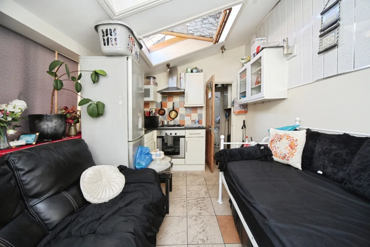 Wellington Street, Luton, Bedfordshire, LU1, photo 4