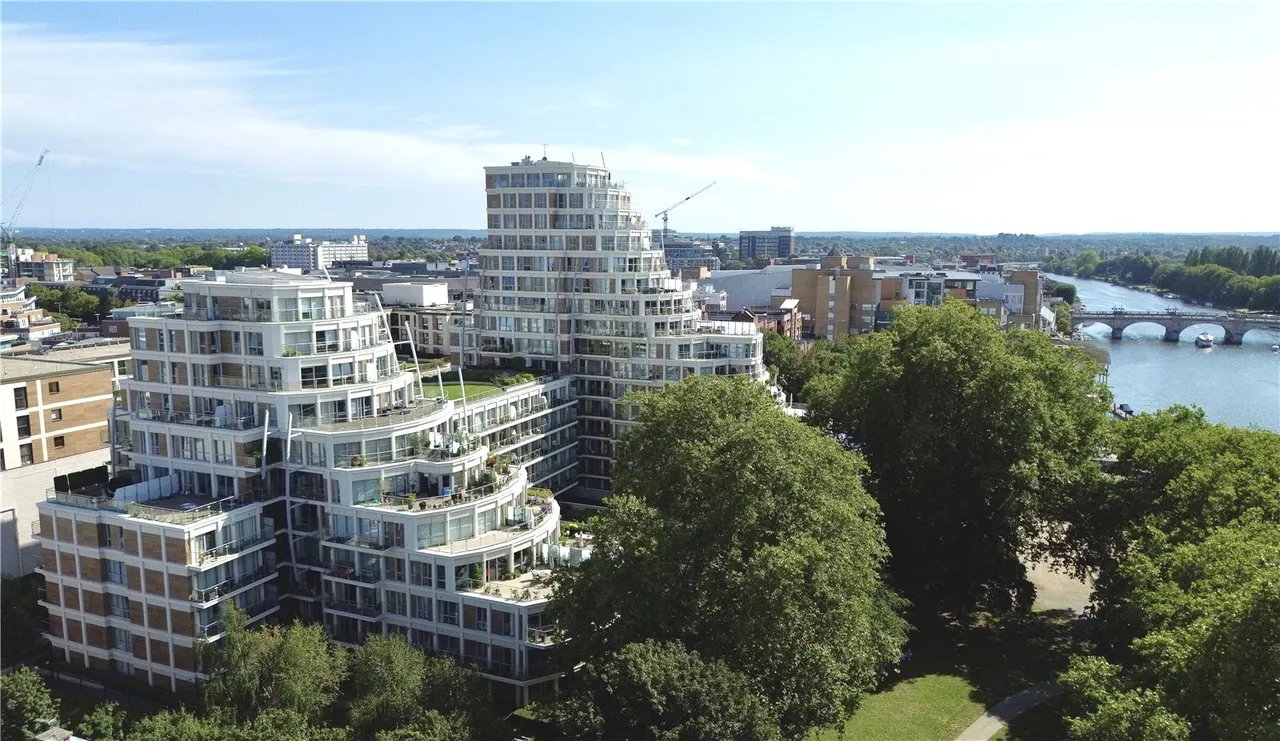 3 bed flat for sale — Henry Macaulay Avenue, Kingston upon Thames, KT2