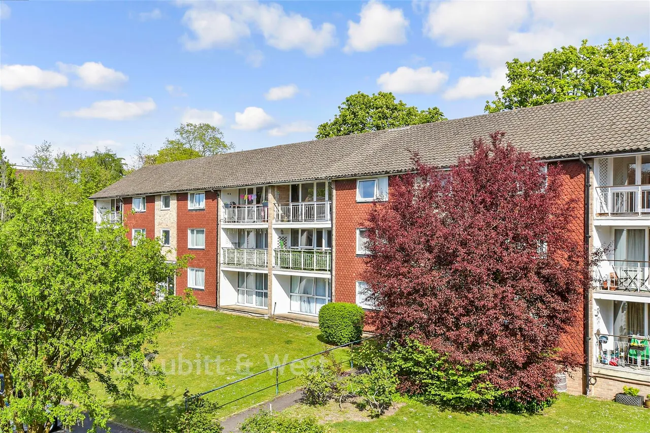 2 bed flat for sale, Basinghall Gardens, Sutton, SM2