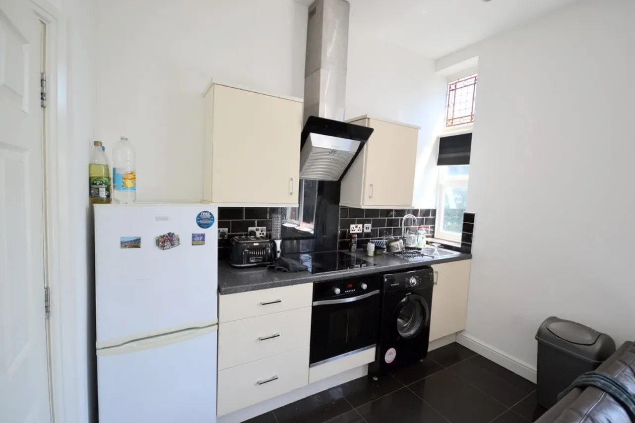 2 bed flat to rent — St James Road , Off London Road