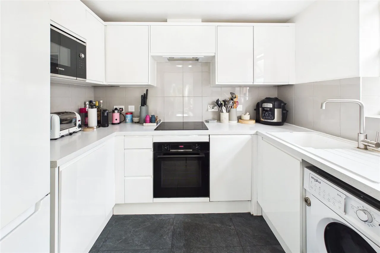 Streatham High Road, London, SW16, photo 5