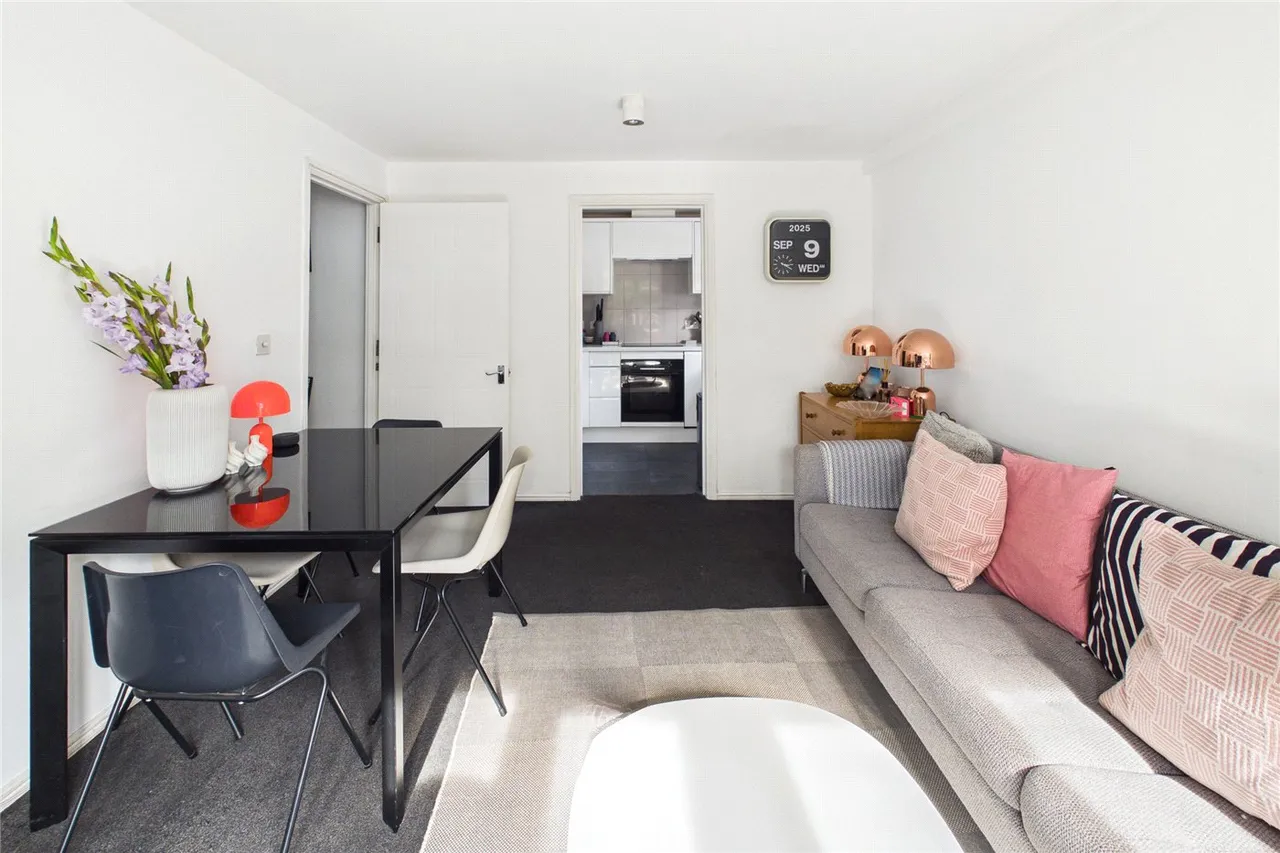 Streatham High Road, London, SW16, photo 4