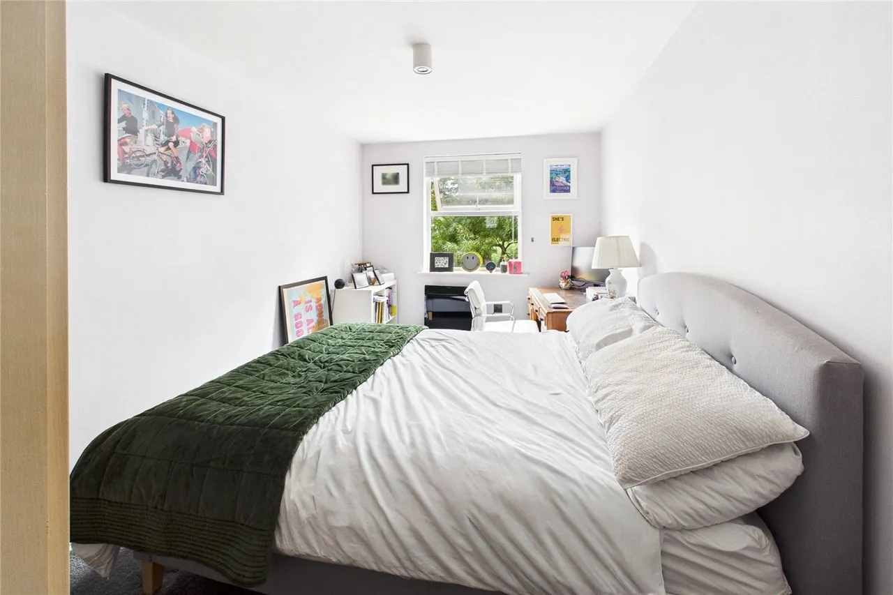 Streatham High Road, London, SW16, photo 6