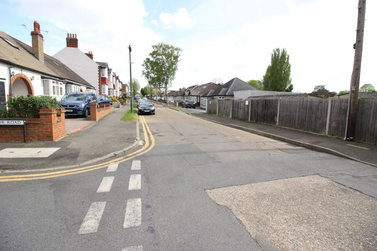 Donnington Road, WORCESTER PARK, Surrey, Worcester Park, KT48EL, photo 5