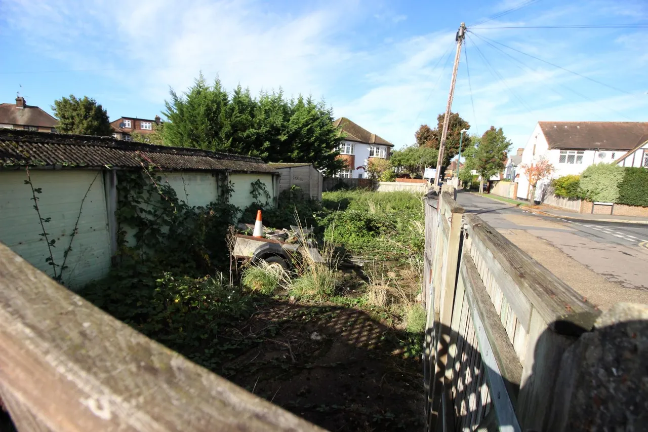 Donnington Road, WORCESTER PARK, Surrey, Worcester Park, KT48EL, photo 3
