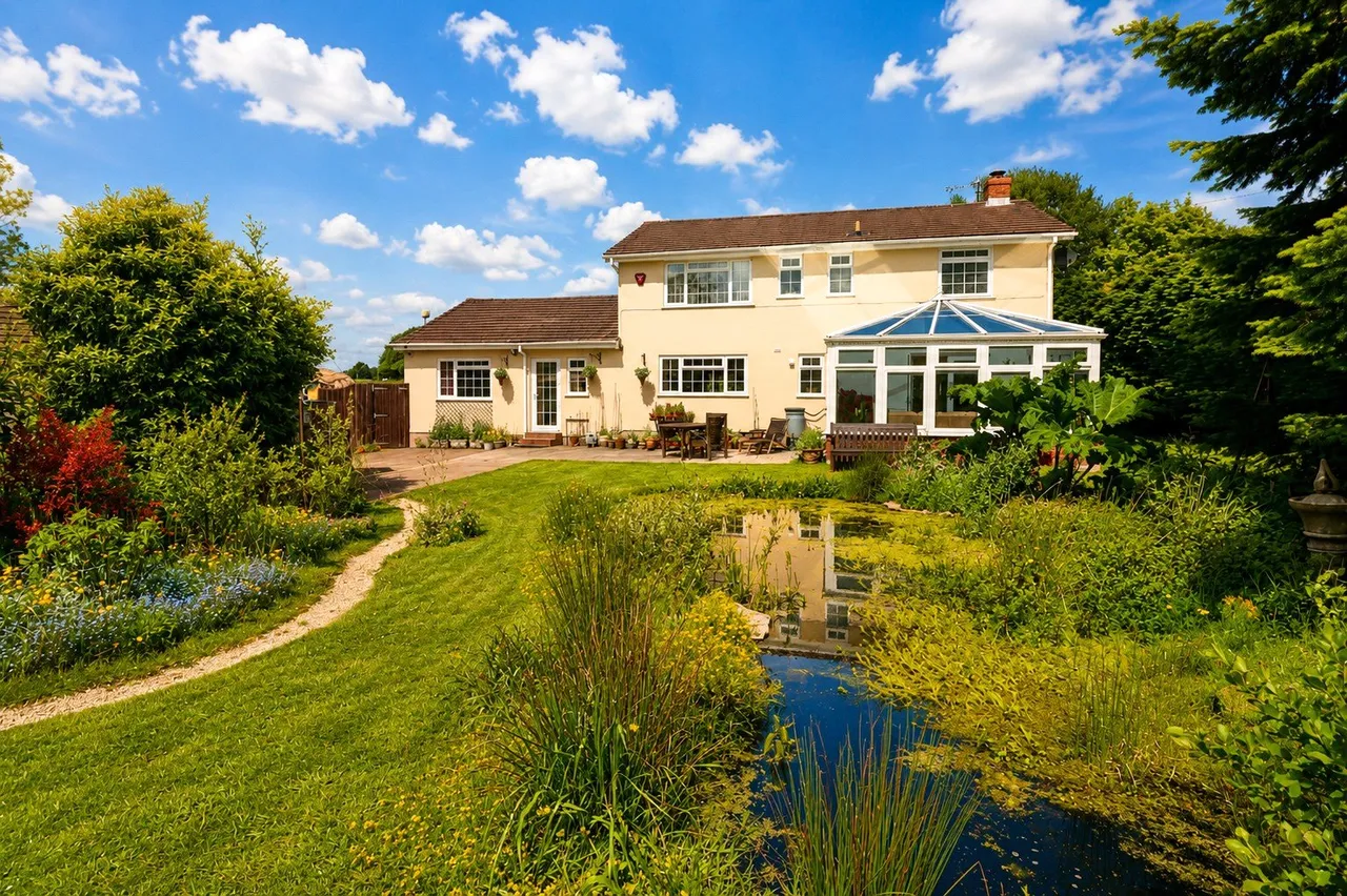 4 bed house for sale, Hill Village