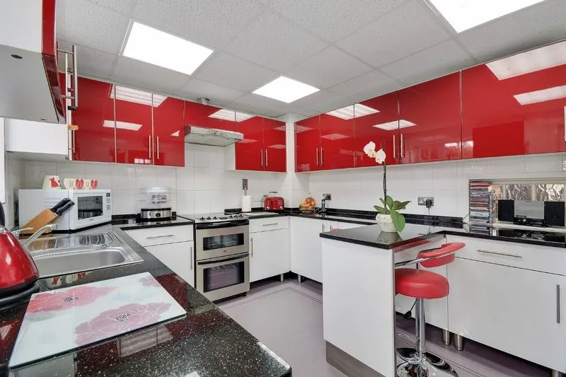 Parkwood Close Nork, Banstead SM7 1JL, photo 8