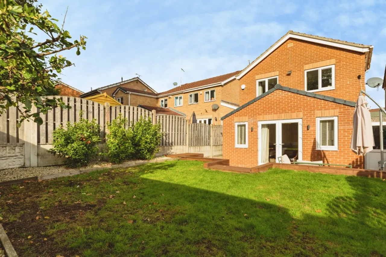 Dowland Gardens, High Green, S35, photo 23