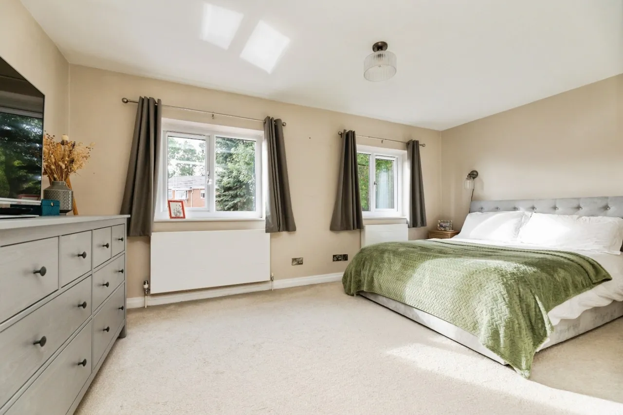 Dowland Gardens, High Green, S35, photo 13