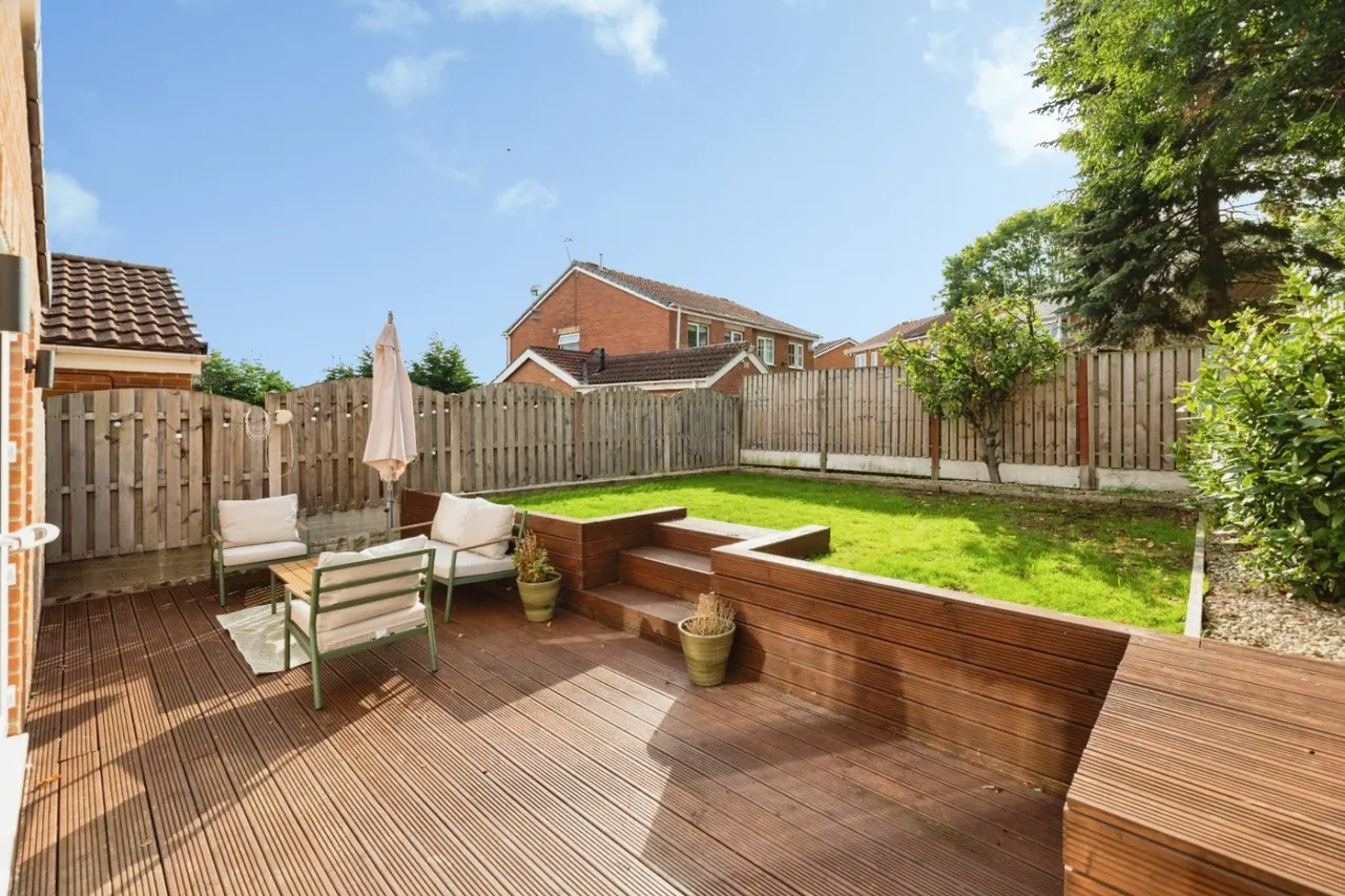 Dowland Gardens, High Green, S35, photo 22