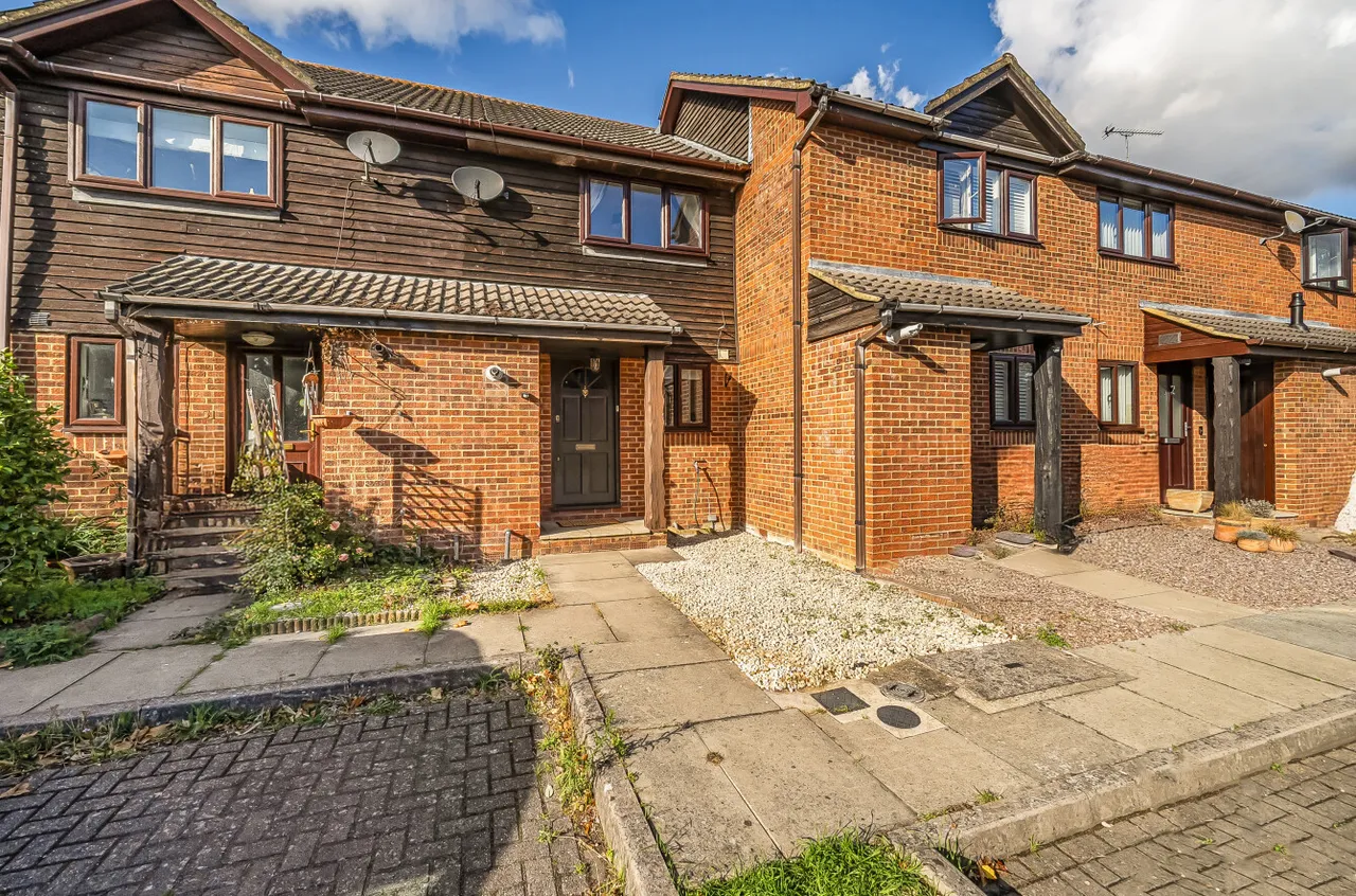 2 bed house for sale, Oak Ridge, West End, GU24