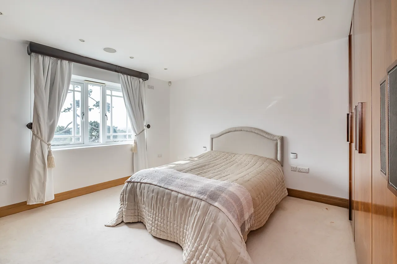 Cottenham Park Road, London, SW20, photo 10