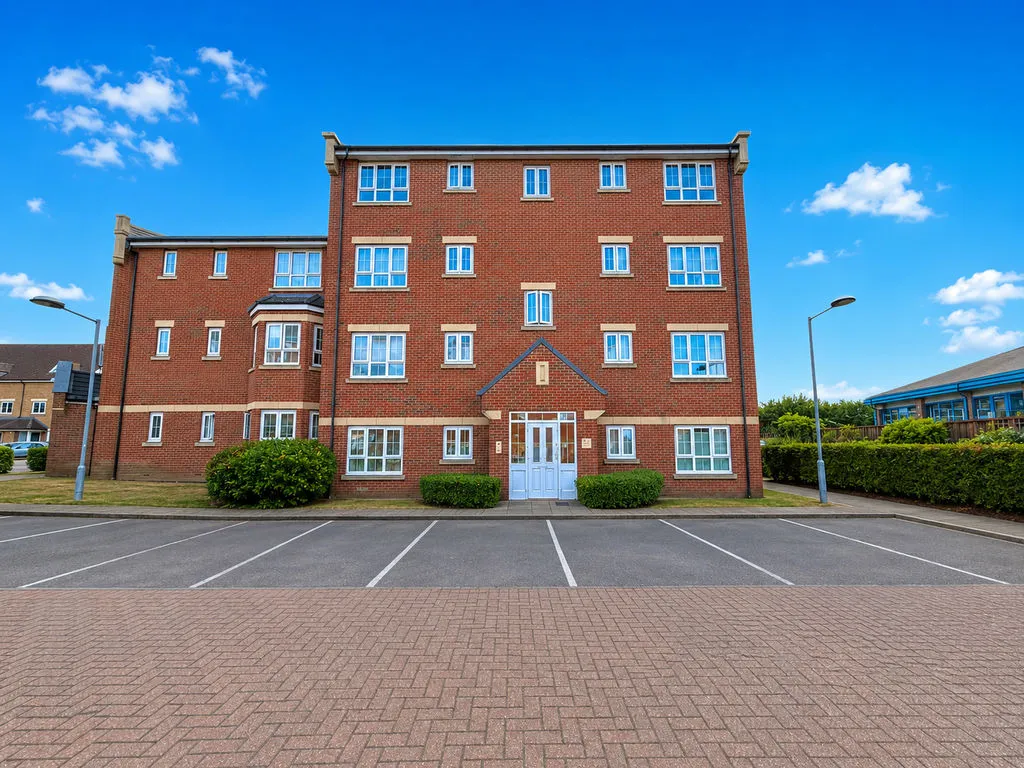 2 bed flat for sale — Watling Gardens, Dunstable LU6 3FD