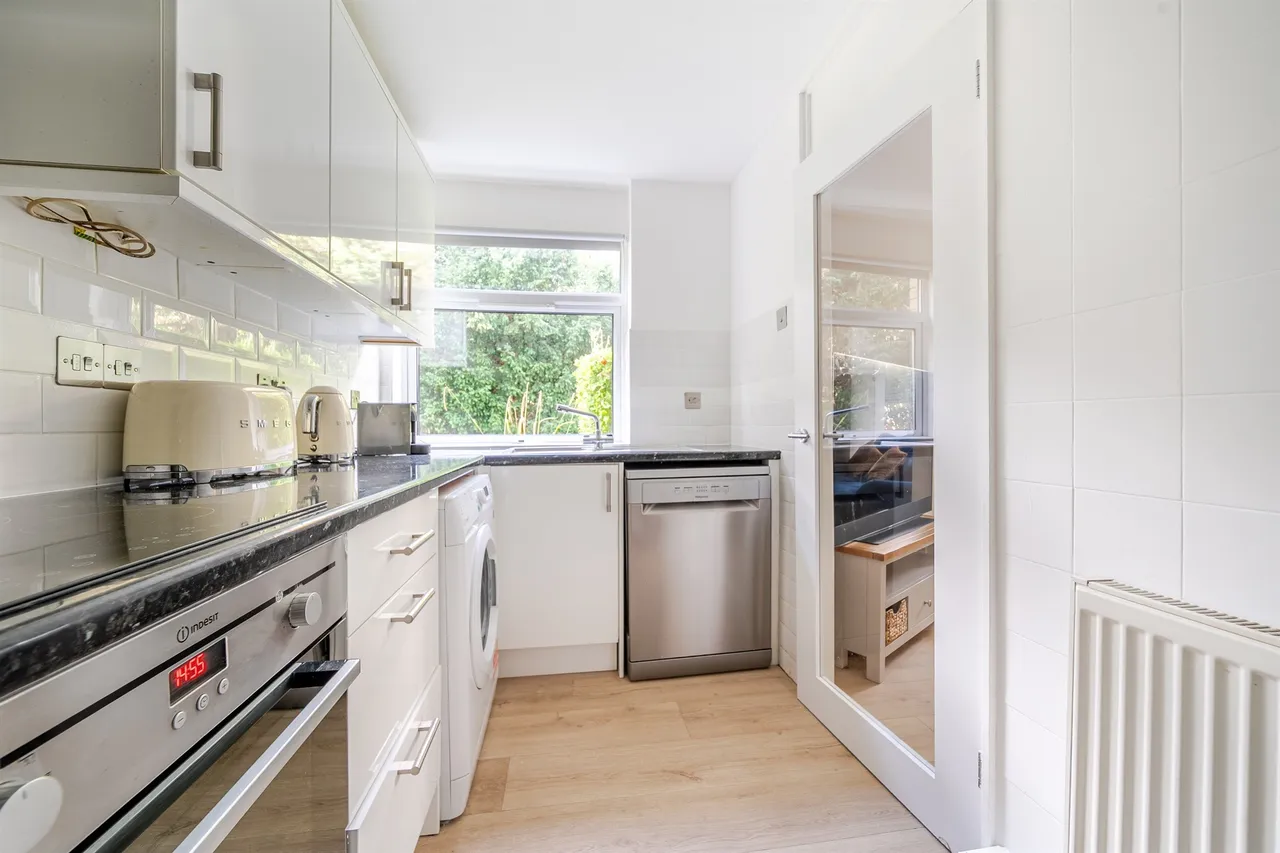 Winchester Close, Enfield, EN1, photo 4