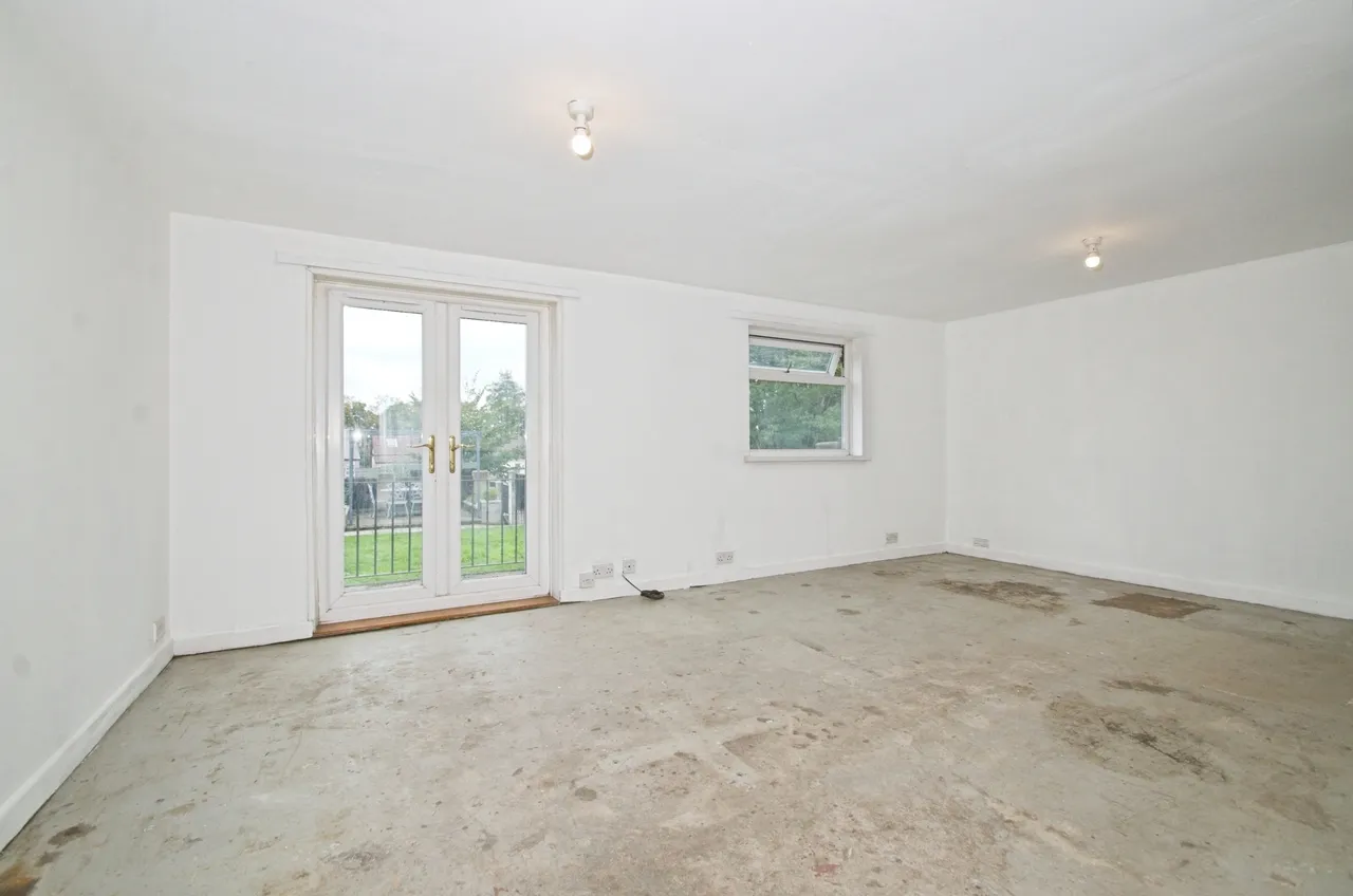Commercial Street, Pontypool, NP4, photo 8