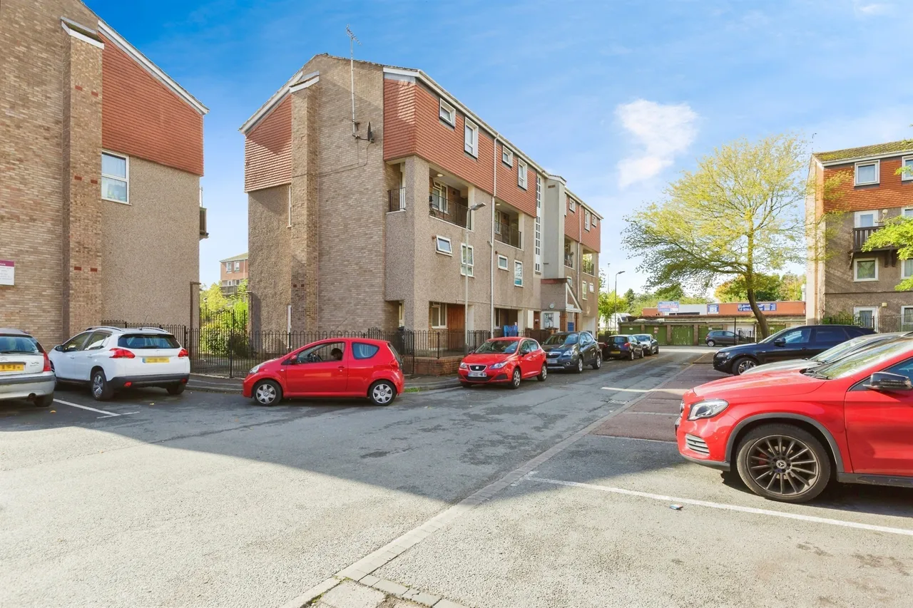 3 bed flat for sale — Vostock Close, Leicester